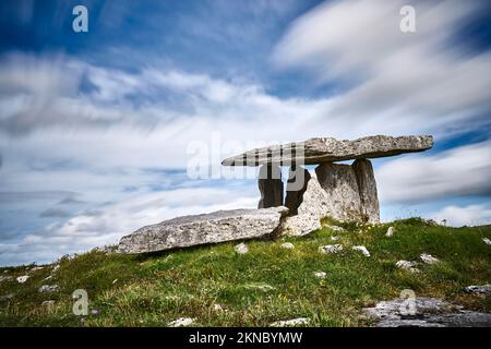 Archäologisches megalitisches Steingrab von Poulnabrone in der Gegend Burren von Cunty Clare im Nordwesten Irlands Stockfoto