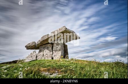 Archäologisches megalitisches Steingrab von Poulnabrone in der Gegend Burren von Cunty Clare im Nordwesten Irlands Stockfoto