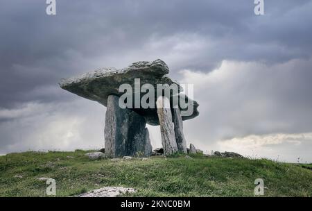 Archäologisches megalitisches Steingrab von Poulnabrone in der Gegend Burren von Cunty Clare im Nordwesten Irlands Stockfoto