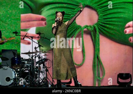 PalaInvent - Jesolo Tourism Palace , Jesolo (Ve), Italien, 26. November 2022, Assurdite auf der Bühne während Assurdite eröffnet das Konzert von Alessandra Amor Stockfoto