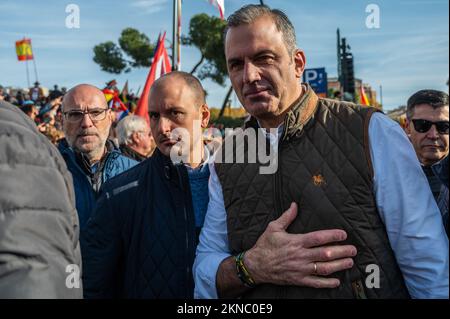 Madrid, Spanien. 27.. November 2022. Javier Ortega Smith, Generalsekretär der rechtsextremen Partei VOX, wird während eines Protests für die Aufhebung des Aufruhr-Verbrechens aus dem Strafgesetzbuch gesehen. Tausende von Anhängern versammelten sich auf dem Colon Square und forderten den Rücktritt des spanischen Präsidenten Pedro Sanchez, und Santiago Abascal forderte einen Misstrauensantrag, der allgemeine Wahlen forderte. Kredit: Marcos del Mazo/Alamy Live News Stockfoto