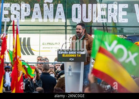 Madrid, Spanien. 27.. November 2022. Santiago Abascal, Anführer der rechtsextremen Partei VOX, spricht während eines Protestes für die Aufhebung des Verstoßes aus dem Strafgesetzbuch. Tausende von Anhängern versammelten sich auf dem Colon Square und forderten den Rücktritt des spanischen Präsidenten Pedro Sanchez, und Santiago Abascal forderte einen Misstrauensantrag, der allgemeine Wahlen forderte. Kredit: Marcos del Mazo/Alamy Live News Stockfoto