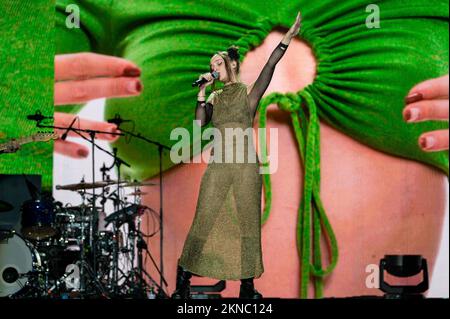 PalaInvent - Jesolo Tourism Palace , Jesolo (Ve), Italien, 26. November 2022, Assurdite auf der Bühne während Assurdite eröffnet das Konzert von Alessandra Amor Stockfoto