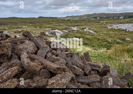 Torf wird in Irland immer noch in großem Umfang gekürzt. Torf ist einer der wichtigsten Brennstoffe in ganz Irland Stockfoto