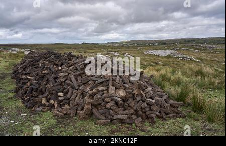 Torf wird in Irland immer noch in großem Umfang gekürzt. Torf ist einer der wichtigsten Brennstoffe in ganz Irland Stockfoto