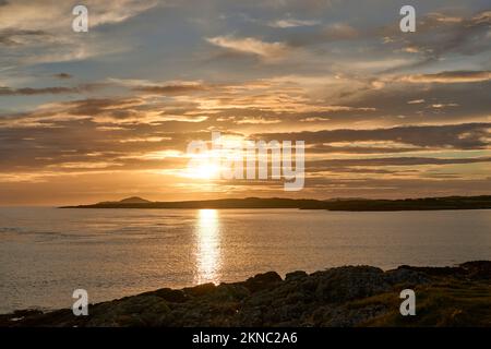 Sonnenuntergang mit dramatischen Wolken am Clifton Beach in der Grafschaft Galway, westlicher Teil der Republik Irland Stockfoto