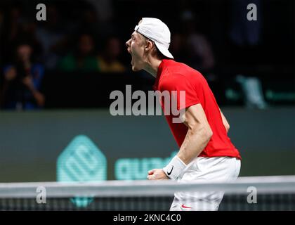 Malaga, Spanien. 22.. November 2022. Der kanadische Tennisspieler Denis Shapovalov feiert am Sonntag, den 27. November 2022 in Malaga bei den Davis Cup Finals Australien gegen Kanada. Gutschrift: Juergen Hasenkopf/Alamy Live News Stockfoto