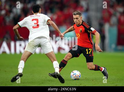 Der belgische Leandro Trossard versucht, während des Spiels der FIFA-Weltmeisterschaft Gruppe F im Al Thumama-Stadion in Doha, Katar, an Marokkos Noussair Mazraoui vorbeizukommen. Foto: Sonntag, 27. November 2022. Stockfoto