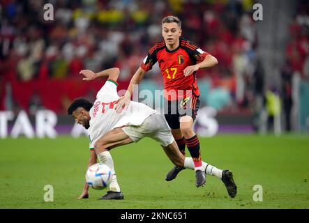 Der belgische Leandro Trossard versucht, während des Spiels der FIFA-Weltmeisterschaft Gruppe F im Al Thumama-Stadion in Doha, Katar, an Marokkos Noussair Mazraoui vorbeizukommen. Foto: Sonntag, 27. November 2022. Stockfoto