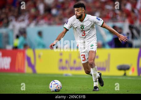 DOHA, KATAR - NOVEMBER 27: Noussair Mazraoui aus Marokko läuft mit dem Ball während des Spiels Gruppe F - FIFA Weltmeisterschaft Katar 2022 zwischen Belgien und Marokko im Al Thumama Stadium am 27. November 2022 in Doha, Katar (Foto: Pablo Morano/BSR Agency) Stockfoto