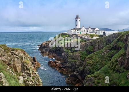 Fanad Head Lighthouse mit seinen rauen Klippen im nördlichen Teil der Republik Irland Stockfoto