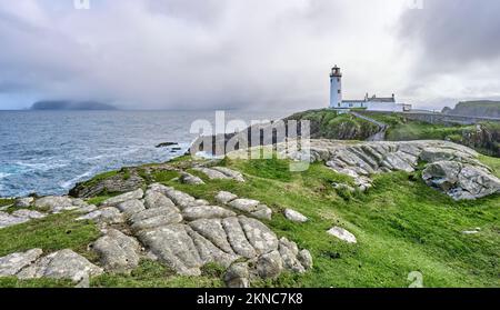 Der Hook Head Leuchtturm an der südlichen Aussichtsplattform Irlands ist der älteste Leuchtturm auf der irischen Insel Stockfoto