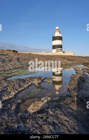 Der Hook Head Leuchtturm an der südlichen Aussichtsplattform Irlands ist der älteste Leuchtturm auf der irischen Insel Stockfoto