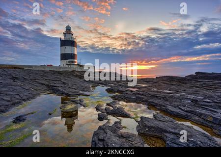 Der Hook Head Leuchtturm an der südlichen Aussichtsplattform Irlands ist der älteste Leuchtturm auf der irischen Insel Stockfoto