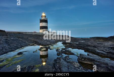 Der Hook Head Leuchtturm an der südlichen Aussichtsplattform Irlands ist der älteste Leuchtturm auf der irischen Insel Stockfoto