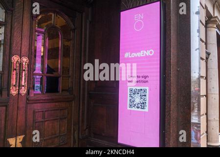 St Martin's Lane, London, Großbritannien. 27.. November 2022. Banner bei ENO in London, als Reaktion auf Finanzierungskürzungen, wenn es nicht nach Manchester zieht. Kredit: Matthew Chattle/Alamy Live News Stockfoto