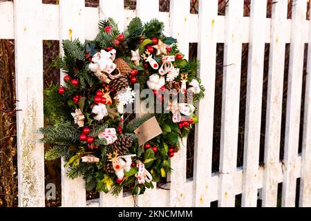 Woodbridge Suffolk UK Januar 07 2022: Ein Weihnachtskranz auf einem Zaun, den Passanten während der Feiertage genießen und anschauen können Stockfoto