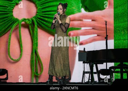 Assurdite auf der Bühne während Assurdite eröffnet das Konzert von Alessandra Amoroso, italienischer Sängerin Musikkonzert in Jesolo (Ve), Italien, November 26 2022 Stockfoto