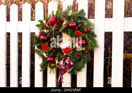 Woodbridge Suffolk UK Januar 07 2022: Ein Weihnachtskranz auf einem Zaun, den Passanten während der Feiertage genießen und anschauen können Stockfoto