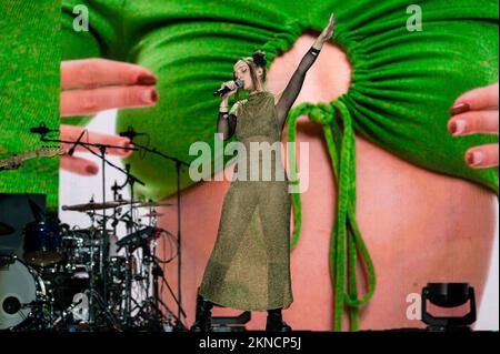 Assurdite auf der Bühne während Assurdite eröffnet das Konzert von Alessandra Amoroso, italienischer Sängerin Musikkonzert in Jesolo (Ve), Italien, November 26 2022 Stockfoto