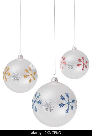 Fröhliche Weihnachtsbälle zum Aufhängen mit glitzerndem Schneeflockenmuster, isoliert auf weißem Hintergrund, Objektvorlage für Grußgutschein oder Werbeaktion Stockfoto