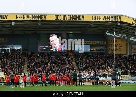 Leicester, Großbritannien. 27.. November 2022. Die Teams und Zuschauer applaudieren für eine Minute, um den Tod von Doddie Weir zu feiern, bevor das Gallagher Premiership-Spiel Leicester Tigers vs London Irish in Mattioli Woods Welford Road, Leicester, Großbritannien, am 11./27.. November 2022 (Foto von Nick Browning/News Images) in Leicester, Großbritannien, am./27. November 2022 stattfand. (Foto von Nick Browning/News Images/Sipa USA) Guthaben: SIPA USA/Alamy Live News Stockfoto