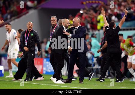 Nach der letzten Pfiffe des FIFA-Weltmeisterschaftsspiels der Gruppe F im Al Thumama-Stadion in Doha, Katar, Manager Marokko Walid Regragui (links) und Manager Belgien Roberto Martinez. Foto: Sonntag, 27. November 2022. Stockfoto