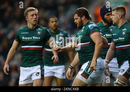 Leicester, Großbritannien. 27.. November 2022. Julian Montoya von Leicester Tigers wird von Teamkollegen nach einem Versuch beim Gallagher Premiership-Spiel Leicester Tigers vs London Irish in Mattioli Woods Welford Road, Leicester, Großbritannien, am 11./27. November 2022 (Foto von Nick Browning/News Images) in Leicester, Großbritannien, am 27.. November 2022 beglückwünscht. (Foto von Nick Browning/News Images/Sipa USA) Guthaben: SIPA USA/Alamy Live News Stockfoto