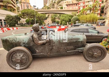 William Grover, Hommage à William Grover, Statue, Denkmal, Tribut, an den ersten, Gewinner des ersten GRAND PRIX, In seinen 1929, Bugatti, der erste Gewinner der Formel 1 von Monaco, Grand Prix, auf der Straßenkurve der, mythischen,Rennstrecke,von,Monaco,Next,Jachthafen,Monte Carlo,Monaco,Südfrankreich,Frankreich,Frankreich,Frankreich,Europa,Europa,August,Sommer.Mittelmeer,Küste,Stadt,Land,reich,Millionäre, Stockfoto