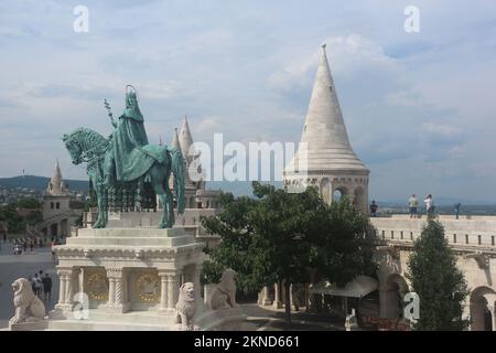 Statue des Heiligen Stephans, umgeben von Türmen der Fischerbastei in Budapest. Stockfoto