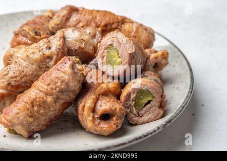 Fleischbrötchen gefüllt mit Senf und eingelegter Gurke in Soße geschmort Stockfoto