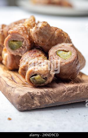 Fleischbrötchen gefüllt mit Senf und eingelegter Gurke in Soße geschmort Stockfoto