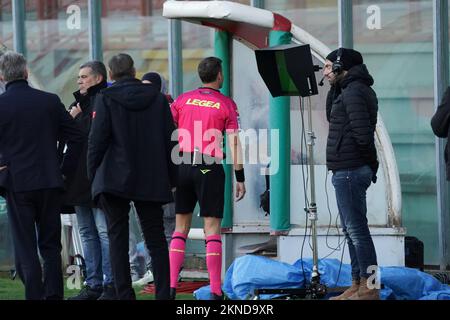 la penna (Schiedsrichter sez. rom 1) Verifizierung des al var während des CFC-Spiels AC Perugia vs Genua, italienischer Fußball der Serie B in Perugia, Italien, November 27 2022 Stockfoto