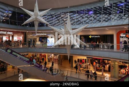 27. November 2022, Mecklenburg-Vorpommern, Rostock: Die Kunden sind sonntags im weihnachtlich dekorierten Einkaufszentrum Kröpeliner Tor Center KTC unterwegs. Einzelhändler hoffen auf gute Verkäufe in der Weihnachtszeit. Foto: Bernd Wüstneck/dpa Stockfoto