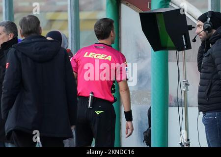 Renato Curi Stadion, Perugia, Italien, 27. November 2022, la penna (Schiedsrichter sez. rom 1) während des Spiels AC Perugia vs Genoa CFC – Italienischer Fußball Serie B den al var verifizieren Stockfoto