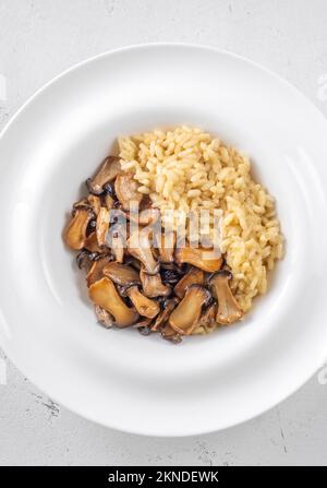 Portion Risotto mit gebratenen Eryngii-Pilzen Stockfoto
