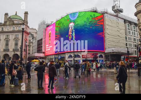 London, Großbritannien. 27.. November 2022 Eine Aktion zur Weltmeisterschaft 2022 wird auf dem Bildschirm der Piccadilly Lights in Piccadilly Circus angezeigt, während das diesjährige Turnier in Katar stattfindet. Kredit: Vuk Valcic/Alamy Live News Stockfoto