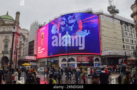 London, Großbritannien. 27.. November 2022 Eine Aktion zur Weltmeisterschaft 2022 wird auf dem Bildschirm der Piccadilly Lights in Piccadilly Circus angezeigt, während das diesjährige Turnier in Katar stattfindet. Kredit: Vuk Valcic/Alamy Live News Stockfoto