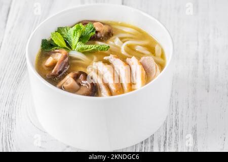 Hühnerramen mit Shiitake-Pilzen und Nudeln Stockfoto
