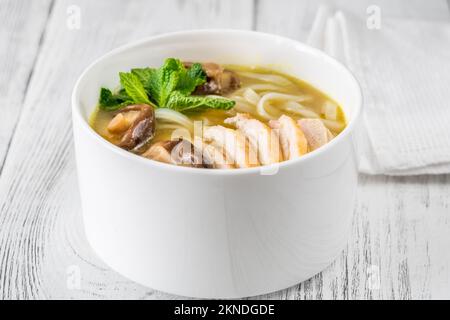 Hühnerramen mit Shiitake-Pilzen und Nudeln Stockfoto
