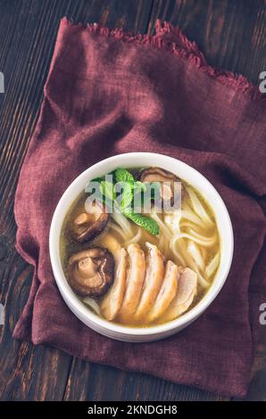 Hühnerramen mit Shiitake-Pilzen und Nudeln Stockfoto