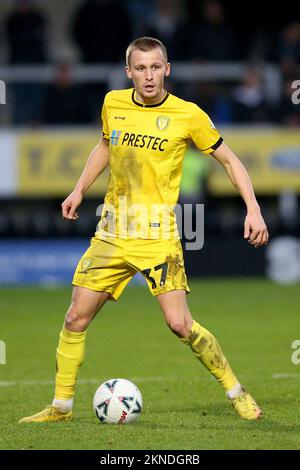 Thomas Hamer von Burton Albion in Aktion beim Emirates FA Cup in der zweiten Runde im Pirelli Stadium, Burton Upon Trent. Foto: Sonntag, 27. November 2022. Stockfoto