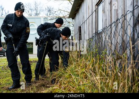 Manching, Deutschland. 25.. November 2022. Die Polizei sucht das Gebiet ab. Kredit: Lennart Preiss/dpa/Alamy Live News Stockfoto