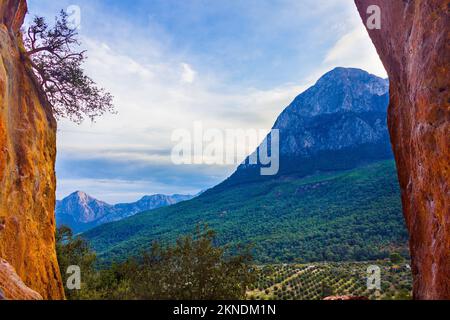 Der Berg Tahtali Dagi, auch bekannt als lykischer Olympus in der Nähe von Kemer in der Türkei Stockfoto