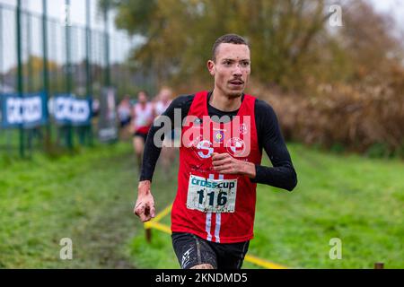 Der belgische Robin Hendrix wurde während des Herrenrenrenlaufs beim CrossCup Cross Country Running Athletics Event in Roeselare, der dritten Etappe des CrossCup-Wettbewerbs, am Sonntag, den 27. November 2022, in Aktion gezeigt. BELGA FOTO KURT DESPLENTER Stockfoto