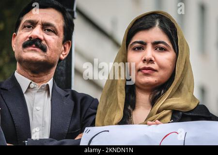 London, Großbritannien. 27.. November 2022. Malala Yousafzai, Friedensnobelpreisträgerin, Menschenrechtsaktivistin und Frauenanwältin für Bildung (rechts) mit ihrem Vater. Beide Eltern sind ebenfalls anwesend. Der Marsch für Freiheit und Bildung für afghanische Frauen und Mädchen wird von Stand4NRF und März für Frauen organisiert. Es geht vom Hyde Park zur Downing Street, wo mehrere Redner auf die Bühne gehen, um für die Rechte und Freiheiten der afghanischen Frauen zu sprechen. Kredit: Imageplotter/Alamy Live News Stockfoto