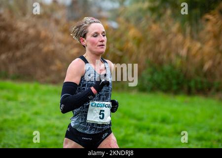 Belgische Eline Dalemans in Aktion während des Frauenrennen beim CrossCup Cross Country Running Athletics Event in Roeselare, der dritten Etappe des CrossCup-Wettbewerbs, am Sonntag, den 27. November 2022. BELGA FOTO KURT DESPLENTER Stockfoto