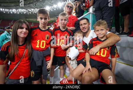 Eden Hazard aus Belgien, seine Frau Natacha und ihre vier Kinder Yanis, Leo, Samy und Santi und Eden Hazards Mutter Carine posieren als Fotografin, nachdem sie ein Fußballspiel zwischen der belgischen Nationalmannschaft, den Red Devils und Marokko, verloren haben. In Gruppe F der FIFA-Weltmeisterschaft 2022 im Al Thumama Stadium, Doha, Bundesstaat Katar, am Sonntag, den 27. November 2022. BELGA PHOTO VIRGINIE LEFOUR Stockfoto