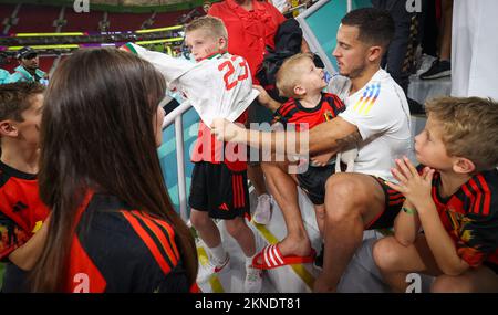 Belgiens Eden Hazard, seine Frau Natacha und ihre vier Kinder und Eden Hazards Mutter Carine, die sich nach dem Verlust eines Fußballspiels zwischen der belgischen Nationalmannschaft, den Red Devils und Marokko, in Gruppe F der FIFA-Weltmeisterschaft 2022 im Al Thumama-Stadion, Doha, Bundesstaat Katar am Sonntag, den 27. November 2022. BELGA PHOTO VIRGINIE LEFOUR Stockfoto