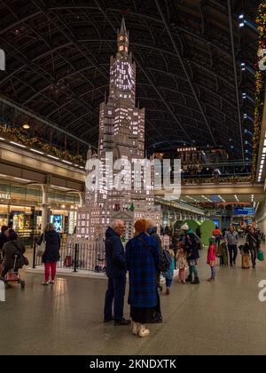 St Pancras Station Christmas Treet 2022 - der 33 m hohe Baum wurde mit dem Princes Trust entworfen und beherbergt Londoner Gebäude und Denkmäler. Stockfoto